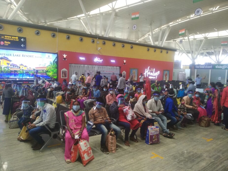 shramik special flight, shramik special flight at raipur airport, raipur airport, special fight, migrant workers, lockdown 5.0, unlock 1.0, प्रवासी मजदूर, प्रवासी मजदूरों की घर वापसी, रायपुर एयरपोर्ट, श्रमित स्पेशल फ्लाइट, छत्तीसगढ़ पहुंची श्रमिक स्पेशल फ्लाइट, quarantine