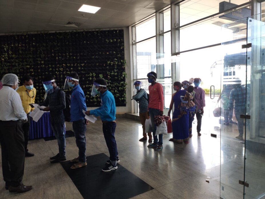 migrant workers, migrant workers reach raipur, shramik special flight, shramik special flight reach raipru, raipur airport, रायपुर एयरपोर्ट, फ्लाइट से पहुंचे मजदूर, पहली बार फ्लाइट से रायपुर पहुंचे मजदूर, प्रवासी मजदूर, श्रमिक स्पेशल फ्लाइट
