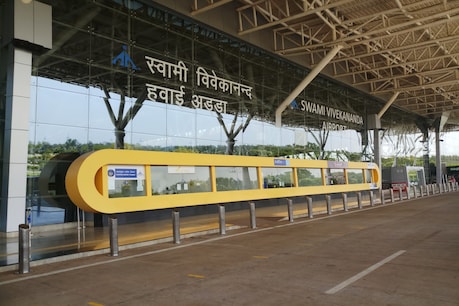 एयरपोर्ट पर लगातार यात्रियों की स्क्रीनिंग की जा रही है.