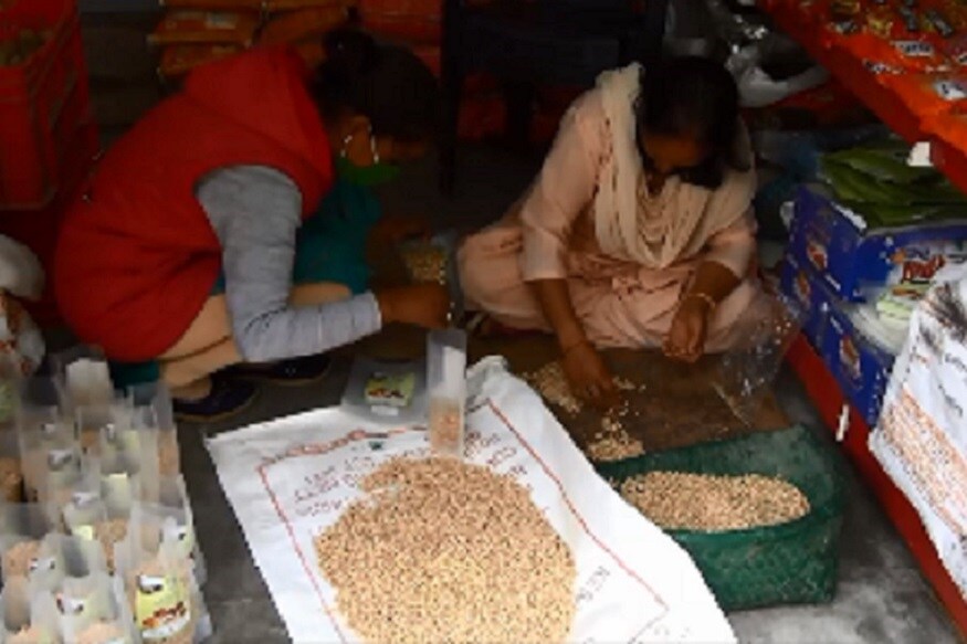 almora marketing of local produce 2, पहाड़ में जड़ी-बूटी सहित बहुत से हर्बल और ऑर्गेनिक उत्पाद होते हैं. हर्बल टी, मसाले, जैसे कई उत्पाद महिला समिति तैयार करती हैं