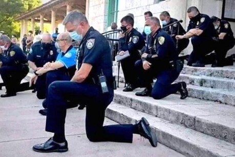अमेरिका में लोगों से माफी मांगती पुलिस की तस्वीर वायरल, प्रीतीश नंदी ने कहा- ऐसा यहां क्यों नहीं होता
