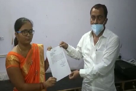 बेरोजगार असली अनामिका शुक्ला को मिली नौकरी, गोंडा के इस स्कूल में बनीं टीचर बेरोजगार असली अनामिका शुक्ला को मिली नौकरी, गोंडा के इस स्कूल में बनीं टीचर