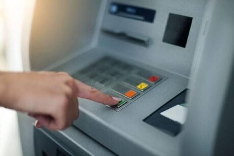बड़ी खबर! ATM से 5 हजार रुपए से ज्यादा की निकासी पर चार्ज लगाने की सिफारिश, RTI से हुआ खुलासा बड़ी खबर! ATM से 5 हजार रुपए से ज्यादा की निकासी पर चार्ज लगाने की सिफारिश, RTI से हुआ खुलासा