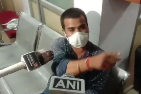 पटना बैंक डकैती: 'मैंने बोला गरीब आदमी को क्यों लूट रहे हो, थप्पड़ मारकर लुटेरों ने मेरे आधे पैसे ले लिये' पटना बैंक डकैती: 'मैंने बोला गरीब आदमी को क्यों लूट रहे हो, थप्पड़ मारकर लुटेरों ने मेरे आधे पैसे ले लिये'