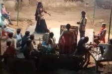 बार बालाओं का डांस देखने के लिए उमड़ी भीड़, सोशल डिस्टेंसिंग की उड़ी धज्जियां