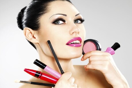 Summer Makeup Tips: अब गर्मियों में भी देर तक टिकेगा मेकअप, अपनाएं ये तरीके Summer Makeup Tips: अब गर्मियों में भी देर तक टिकेगा मेकअप, अपनाएं ये तरीके