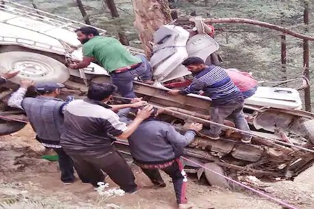 चौपाल : गहरी खाई में लुढ़की बोलेरो कैंपर, 3 युवकों की मौत, 2 को IGMC रेफर किया चौपाल : गहरी खाई में लुढ़की बोलेरो कैंपर, 3 युवकों की मौत, 2 को IGMC रेफर किया