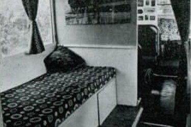  बस में चलने वाले यात्रियों के लिए ये स्लीपिंग बर्थ की सुविधा मिलती थी. खिड़की से वो बाहर का नजारा ले सकते थे. बस में सैलून, किताबों को पढ़ने की जगह और बाहर का नजारा लेने के लिए एक खास बालकनी भी थी. बस ये दावा करती थी कि इतनी आरामदायक यात्रा आपको कहीं नहीं मिलेगी. इसमें आपको ऐसा लगेगा कि आप घर में ही हों.