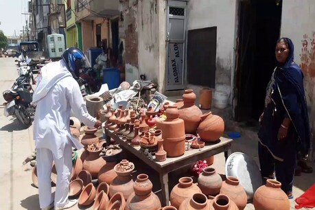 कोरोना महामारी के दौरान फिर पुरानी परंपरा की तरफ लौटे लोग, मटके और सुराही की डिमांड बढ़ी कोरोना महामारी के दौरान फिर पुरानी परंपरा की तरफ लौटे लोग, मटके और सुराही की डिमांड बढ़ी