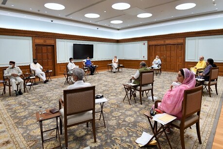 Cabinet Decision: किसानों के लिए 'वन नेशन, वन मार्केट' का ऐलान, एसेंशियल कमोडिटी एक्ट में बदलाव को मंजूरी Cabinet Decision: किसानों के लिए 'वन नेशन, वन मार्केट' का ऐलान, एसेंशियल कमोडिटी एक्ट में बदलाव को मंजूरी