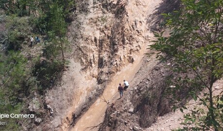 कोरोना के बीच नैनीताल में आफत बनी मानसून, इन इलाकों में Landslide का बढ़ा खतरा कोरोना के बीच नैनीताल में आफत बनी मानसून, इन इलाकों में Landslide का बढ़ा खतरा