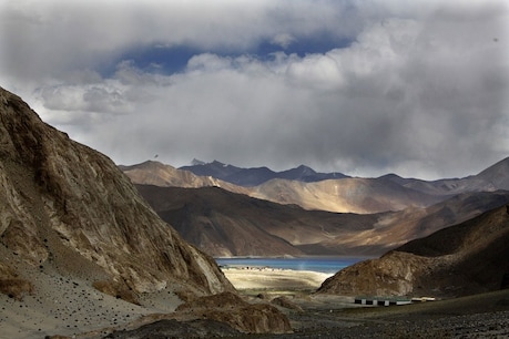 नहीं मान रहा 'ड्रैगन', लद्दाख के पास LAC पर लगातार सैन्‍य शक्ति बढ़ा रहा चीन