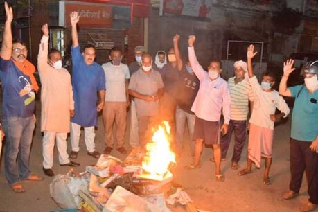 चीन के हमले में भारतीय सैनिकों की शहादत पर कानपुर से लेकर वाराणसी तक आक्रोश, चाइनीज आइटमों की जलाई होली चीन के हमले में भारतीय सैनिकों की शहादत पर कानपुर से लेकर वाराणसी तक आक्रोश, चाइनीज आइटमों की जलाई होली