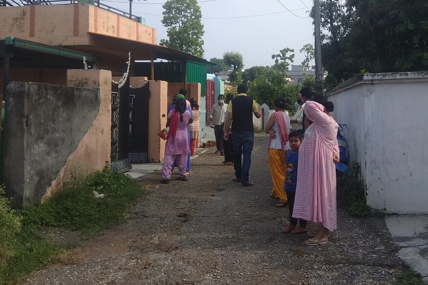 cow died in dehradun, que for rashan, राशन की दुकान पर लाइन में लगे लोग.