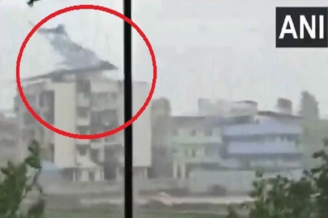 VIDEO: महाराष्ट्र में चक्रवात निसर्ग का तांडव, एक झटके में उड़ गई मकान की छत VIDEO: महाराष्ट्र में चक्रवात निसर्ग का तांडव, एक झटके में उड़ गई मकान की छत