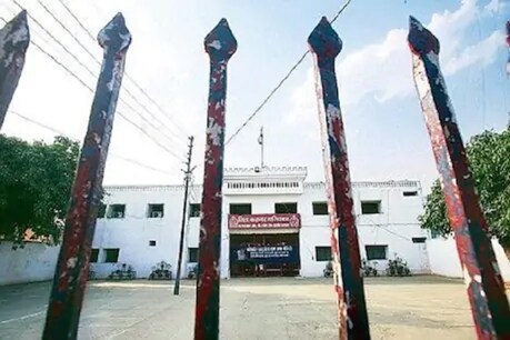 पिछले साल डासना जेल में 90 कैदियों ने यूपी बोर्ड एग्जाम के लिए रजिस्ट्रेशन कराया था.
