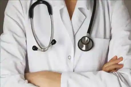 काम पर नहीं लौटने वाले 4 डॉक्टर्स और 40 नर्सों को नोएडा प्रशासन ने दी केस दर्ज करने की चेतावनी