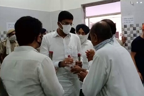 हिसार: एक्शन मोड में नजर आए डिप्टी सीएम दुष्यंत चौटाला, मार्केट कमेटी के सचिव को किया सस्पेंड हिसार: एक्शन मोड में नजर आए डिप्टी सीएम दुष्यंत चौटाला, मार्केट कमेटी के सचिव को किया सस्पेंड