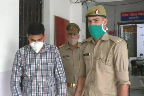 बरेली: कभी SSP तो कभी DIG बनकर दिखाता था रौब, अब IAS बना तो आया गिरफ्त में बरेली: कभी SSP तो कभी DIG बनकर दिखाता था रौब, अब IAS बना तो आया गिरफ्त में