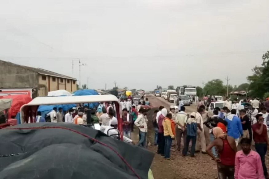 किसानों ने नेशनल हाईवे 12 पर लगाया जाम.