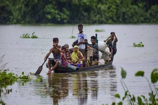 बिहार में भारी बारिश से कई नदियों में उफान.