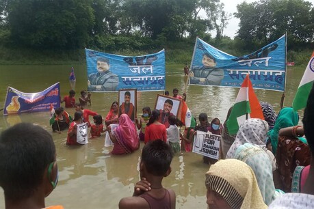 गोपालगंज: पति के हत्यारे की गिरफ्तारी की मांग को लेकर पत्नी ने शुरू किया जल सत्याग्रह, मिल रहा लोगों का साथ गोपालगंज: पति के हत्यारे की गिरफ्तारी की मांग को लेकर पत्नी ने शुरू किया जल सत्याग्रह, मिल रहा लोगों का साथ
