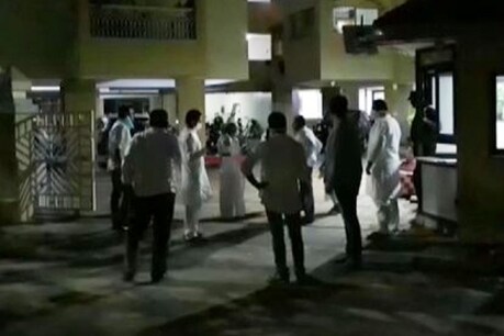 गुजरात में आया 5.5 तीव्रता का तेज भूकंप, लोगों में दहशत, CM रूपाणी ने DM से की बात गुजरात में आया 5.5 तीव्रता का तेज भूकंप, लोगों में दहशत, CM रूपाणी ने DM से की बात