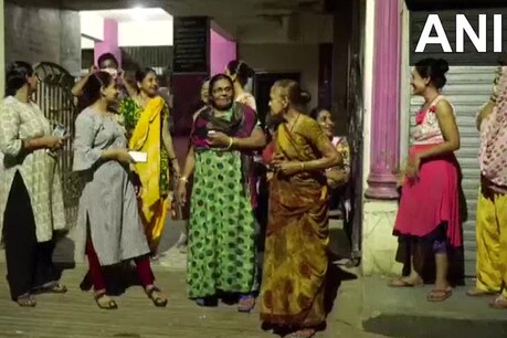 भुज में भी लोग घरों के बाहर आ गए हैं.