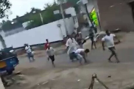 भैंस खरीदने को लेकर हापुड़ में भीड़े दो पक्ष, जमकर पथराव का वीडियो वायरल भैंस खरीदने को लेकर हापुड़ में भीड़े दो पक्ष, जमकर पथराव का वीडियो वायरल