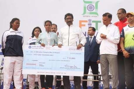 खिलाड़ियों को सम्मानित करते मुख्यमंत्री हेमंत सोरेन (फाइल फोटो)