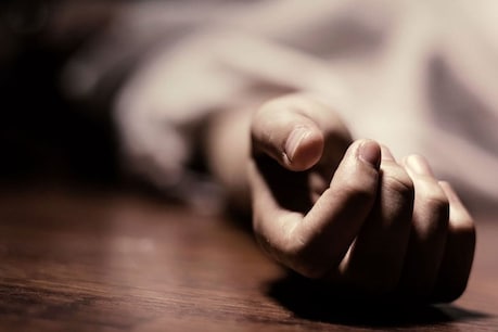 केरल: कांच का गेट देख नहीं पाई महिला, जोरदार टक्कर के बाद पेट में घुसे टुकड़े और... केरल: कांच का गेट देख नहीं पाई महिला, जोरदार टक्कर के बाद पेट में घुसे टुकड़े और...