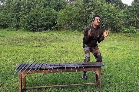 अपने सिर से लोहे की सरिया को मोड़ते धर्मेंद्र