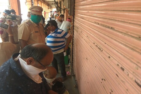 जयपुर: वॉल सिटी में 71 दिन बाद खुले बाजार, जमकर उड़ी सोशल डिस्टेंसिंग की धज्जियां जयपुर: वॉल सिटी में 71 दिन बाद खुले बाजार, जमकर उड़ी सोशल डिस्टेंसिंग की धज्जियां