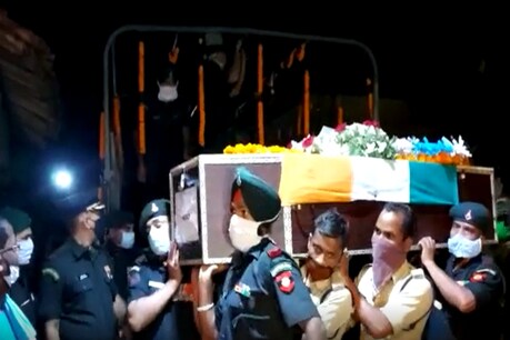 CM भूपेश बघेल ने शहीद गणेश कुंजाम के पार्थिव शरीर को दिया कांधा, परिवार के लिए बड़ा एलान