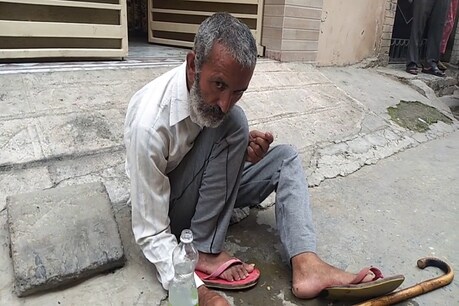करनाल: बेबसी में अपनों ने मोड़ लिया मुंह, बीमारी में पत्नी, भाई और पिता ने छोड़ा साथ करनाल: बेबसी में अपनों ने मोड़ लिया मुंह, बीमारी में पत्नी, भाई और पिता ने छोड़ा साथ