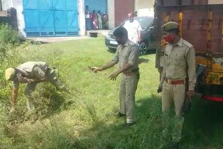 शर्मनाक! पति बीच सड़क पर रेत रहा था महिला का गला, भीड़ VIDEO बनाते हुए पूछ रही थी जिन्दा है या मर गई शर्मनाक! पति बीच सड़क पर रेत रहा था महिला का गला, भीड़ VIDEO बनाते हुए पूछ रही थी जिन्दा है या मर गई