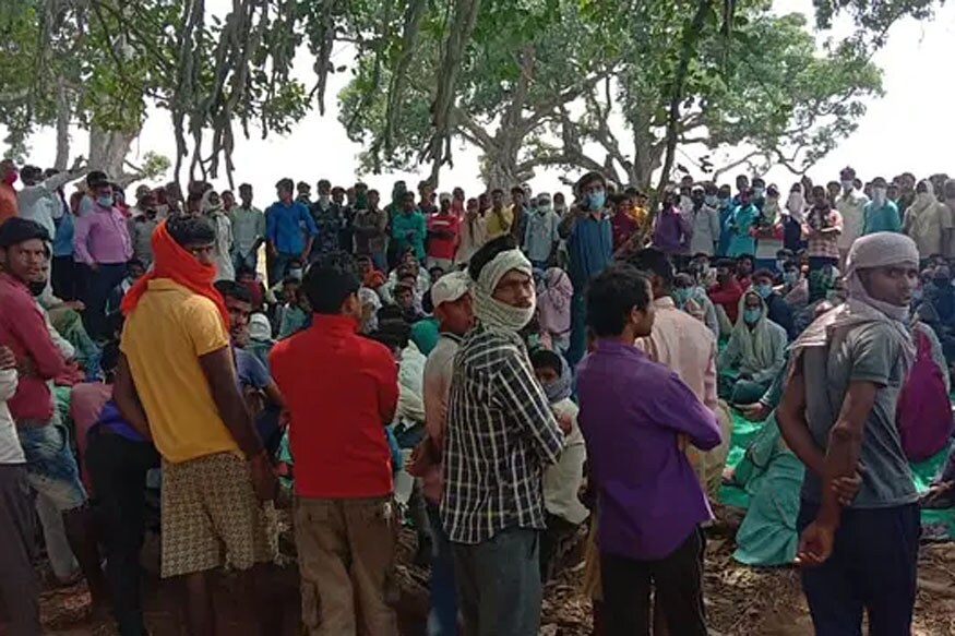 बैठक में सोशल डिस्टेंसिंग की धज्जियां उड़ाते लोग