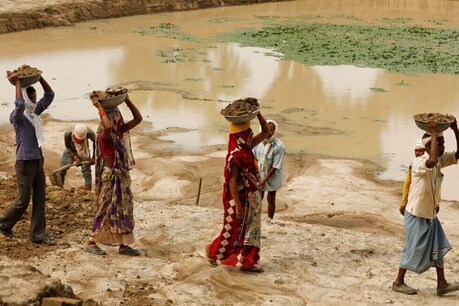 प्रवासी मजदूरों को रोजगार का सच, मनरेगा से तालाब खुदाई में ग्राम प्रधान और अधिकारी खा गए पैसा