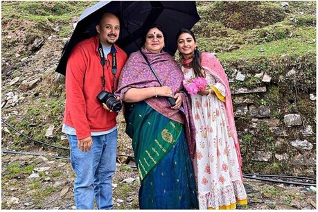 परिवार के साथ टीवी एक्ट्रेस मोहेना कुमार.