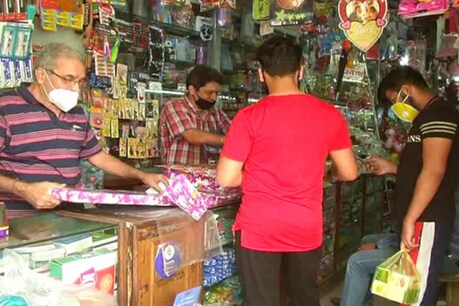 दुकानों में ग्राहकों के लिए खास व्यवस्था की गई है.