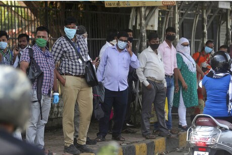 मुंबई की भीड़भाड़ से CM उद्धव चिंति‍त, कहा- दी गई छूट हटा सकते हैं हम