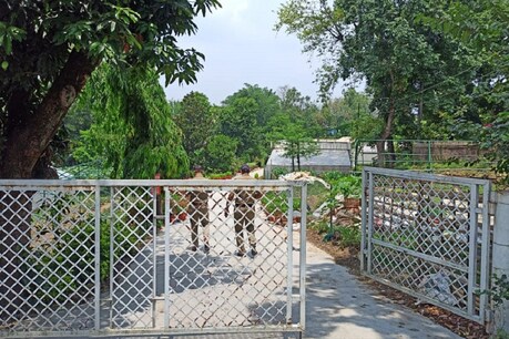 शर्मनाक! 16 घंटे से लावारिस पड़ा है पर्यटन मंत्री सतपाल महाराज के माली का शव, कोई हाथ लगाने तक को तैयार नहीं शर्मनाक! 16 घंटे से लावारिस पड़ा है पर्यटन मंत्री सतपाल महाराज के माली का शव, कोई हाथ लगाने तक को तैयार नहीं