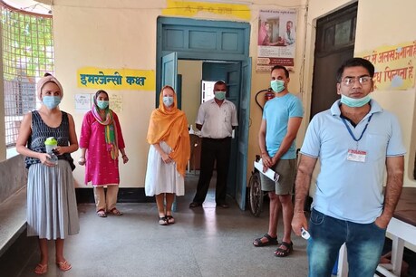 नोएडा से 2 रूसी महिलाओं को लेकर घर पहुंचा शख्स, डॉक्टरों ने होम क्वारंटाइन का सुनाया फरमान नोएडा से 2 रूसी महिलाओं को लेकर घर पहुंचा शख्स, डॉक्टरों ने होम क्वारंटाइन का सुनाया फरमान