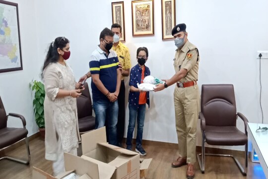 बच्चे ने गिफ्ट के लिए अपनी पॉकेट मनी खर्च की. 