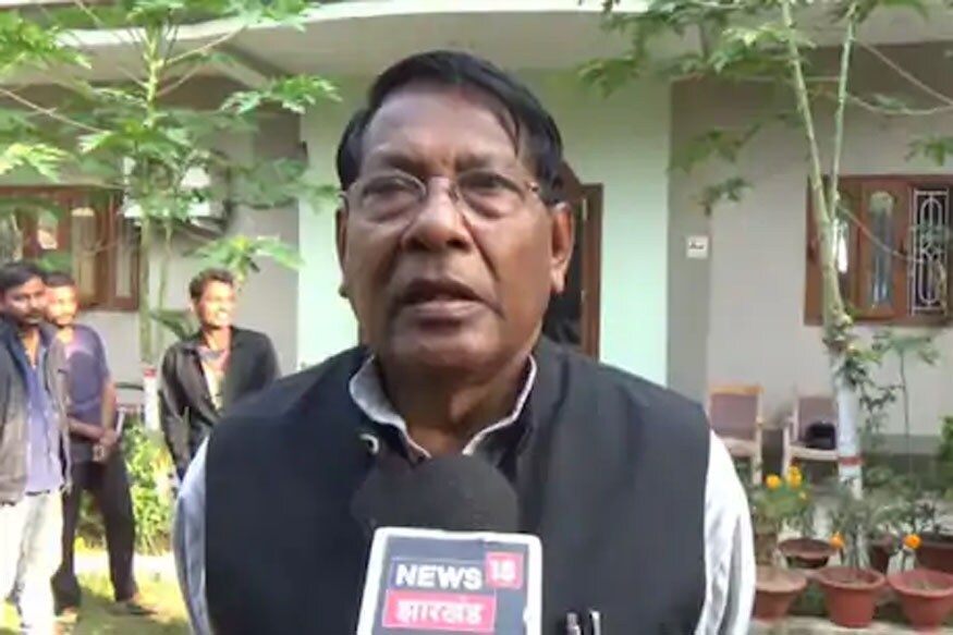Rameshwar Oraon, Jharkhand finance minister, jharkhand government, Corona Guidelines, cm hemant soren, jharkhand, corona, covid 19, corona positive, ranchi news, health minister, Banna Gupta, Banna Gupta corona positive, Quarantine, alamgir alam, स्वास्थ्य मंत्री मिले कोरोना पॉजिटिव, झारखंड, कोरोना, कोविड 19, कोरोना से संक्रमित, रांची, सोरेन सरकार,बन्ना गुप्ता कोरोना पॉजिटिव, कोरोना गाइडलाइंस, रामेश्वर उरांव, वित्त मंत्री झारखंड, कांग्रेस, सोशल डिस्टेंसिंगकांग्रेस की इस बैठक में मंत्री ने सोशल डिस्टेंसिंग का भी पालन नहीं किया.
