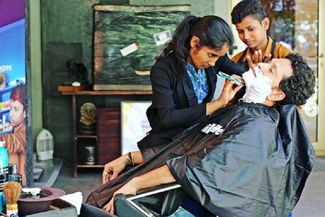 सचिन तेंदुलकर की दो बहनों ने बनाई दाढ़ी, अब सैलून में सिरफिरे ने गले पर चलाया उस्तरा सचिन तेंदुलकर की दो बहनों ने बनाई दाढ़ी, अब सैलून में सिरफिरे ने गले पर चलाया उस्तरा