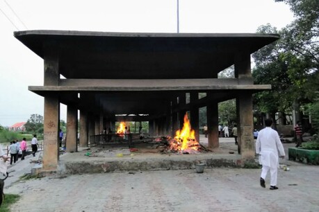 क्या हैं कोरोना से मरने वालों के दाह संस्कार के नियम? कितना हो रहा है पालन? क्या हैं कोरोना से मरने वालों के दाह संस्कार के नियम? कितना हो रहा है पालन?