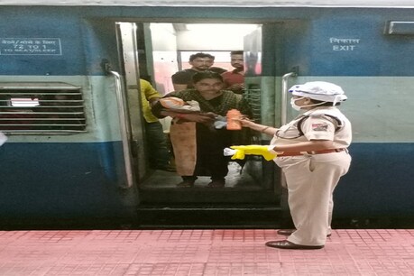 नवजात बच्चे की मां को दूध का बोतल देती आरपीएफ की महिला एएसआई.