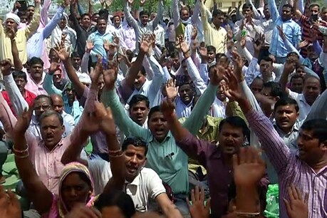 69 हज़ार शिक्षक भर्ती: 10 पॉइंट में जानिए कैसे फंसा है पेंच, लटकी नियुक्ति प्रक्रिया 69 हज़ार शिक्षक भर्ती: 10 पॉइंट में जानिए कैसे फंसा है पेंच, लटकी नियुक्ति प्रक्रिया