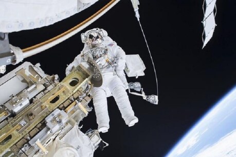 Spacewalk करते समय ISS के Astronaut से हुई गलती और गिर गई यह चीज | NASA  astronaut mistakenly drops a mirror in space during spacewalk Viks